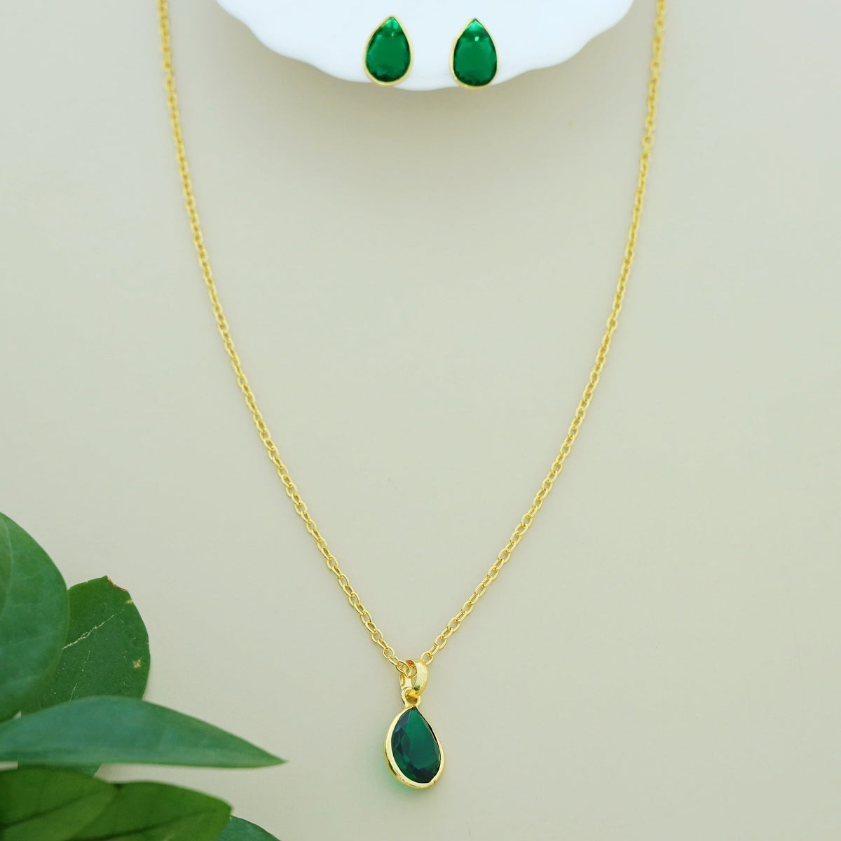 Glossy Drop Neckpiece With Stud